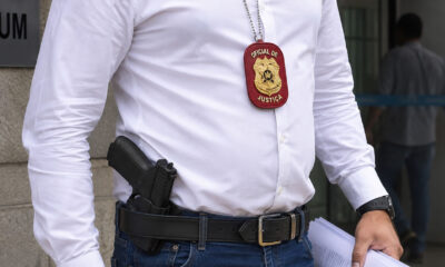 OFICIAL DE JUSTIÇA COM PORTE DE ARMA