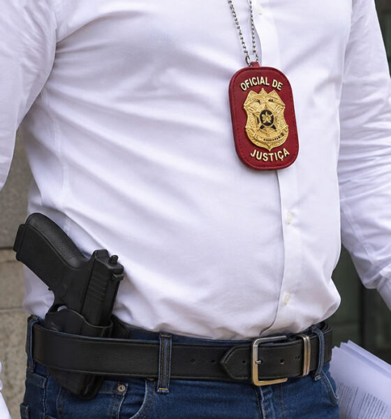 OFICIAL DE JUSTIÇA COM PORTE DE ARMA