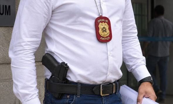 OFICIAL DE JUSTIÇA COM PORTE DE ARMA